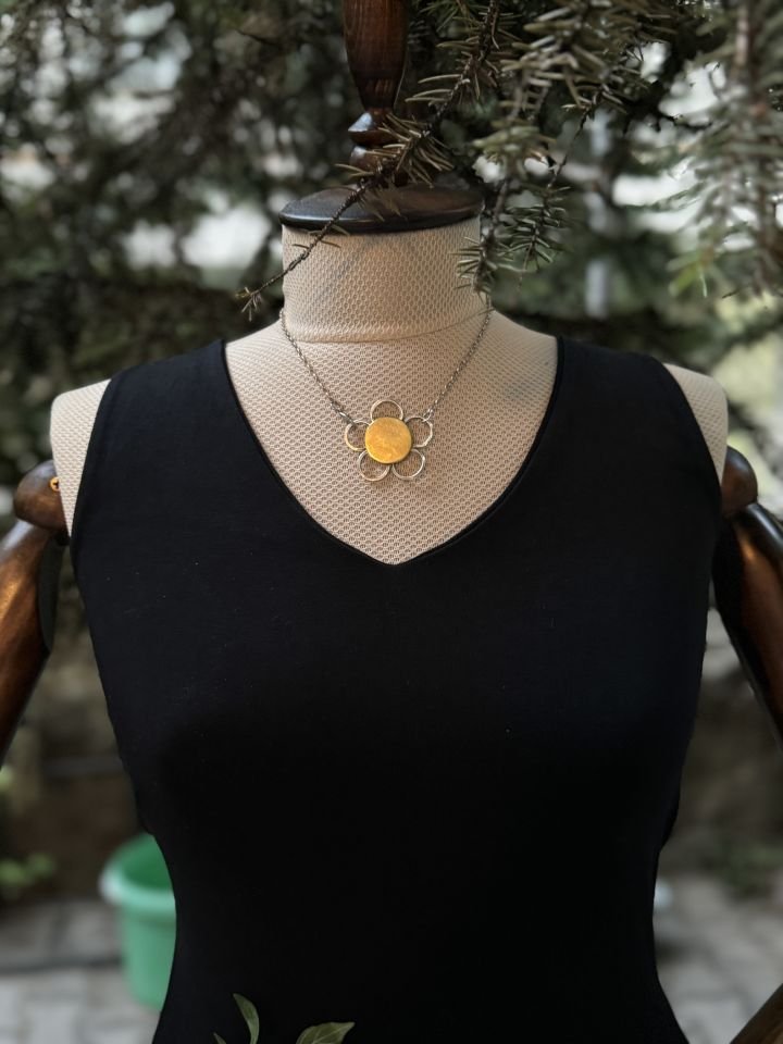 Bloom Like a Daisy Kolye