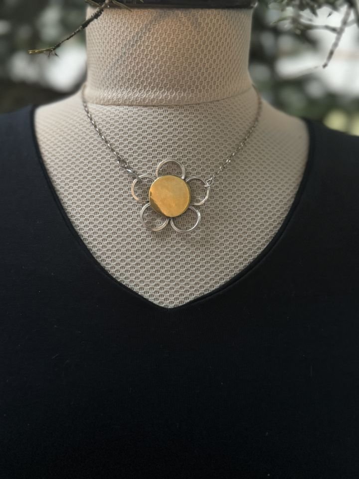 Bloom Like a Daisy Kolye